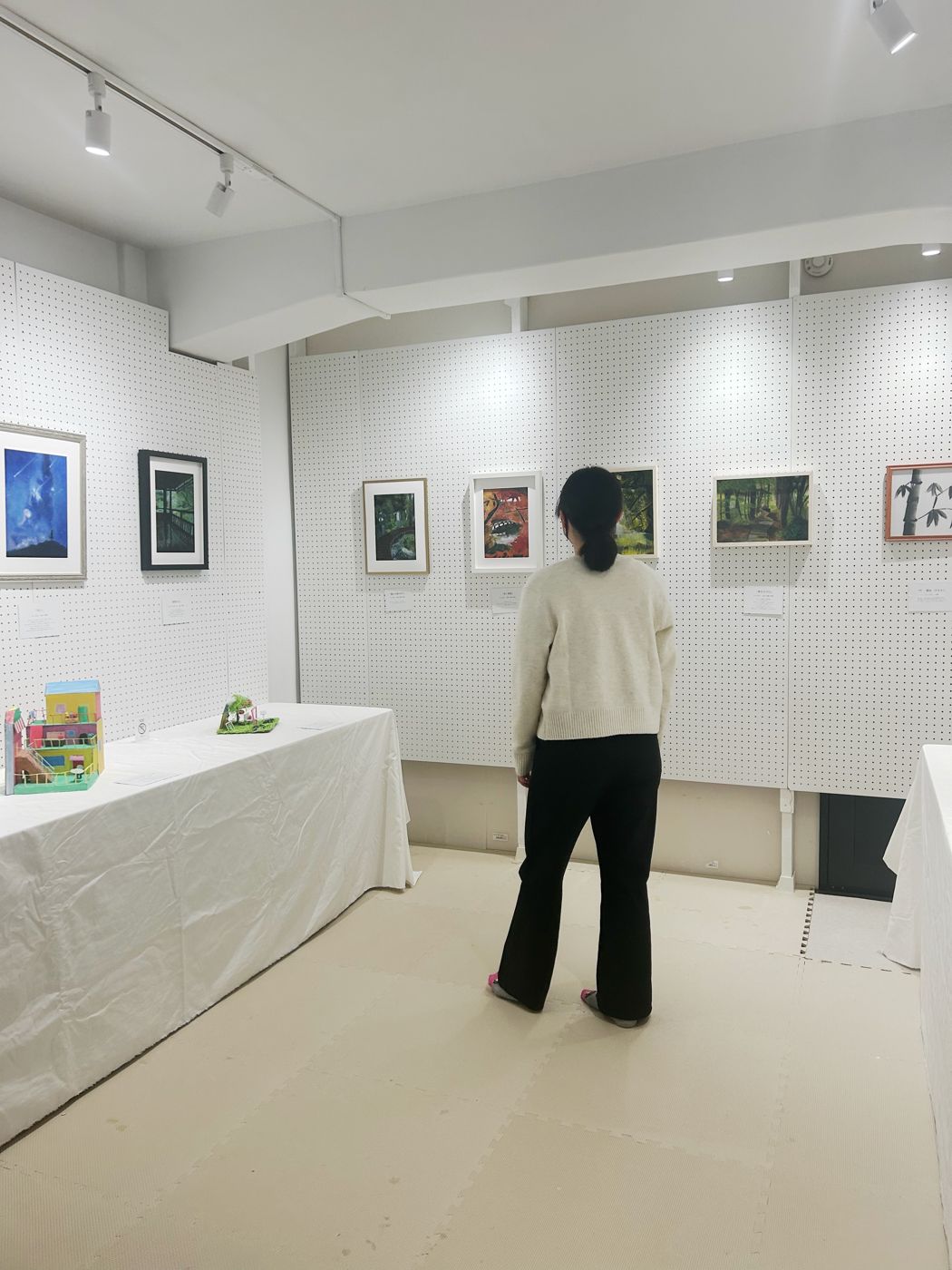 ギャラリーで作品を見る来場者
