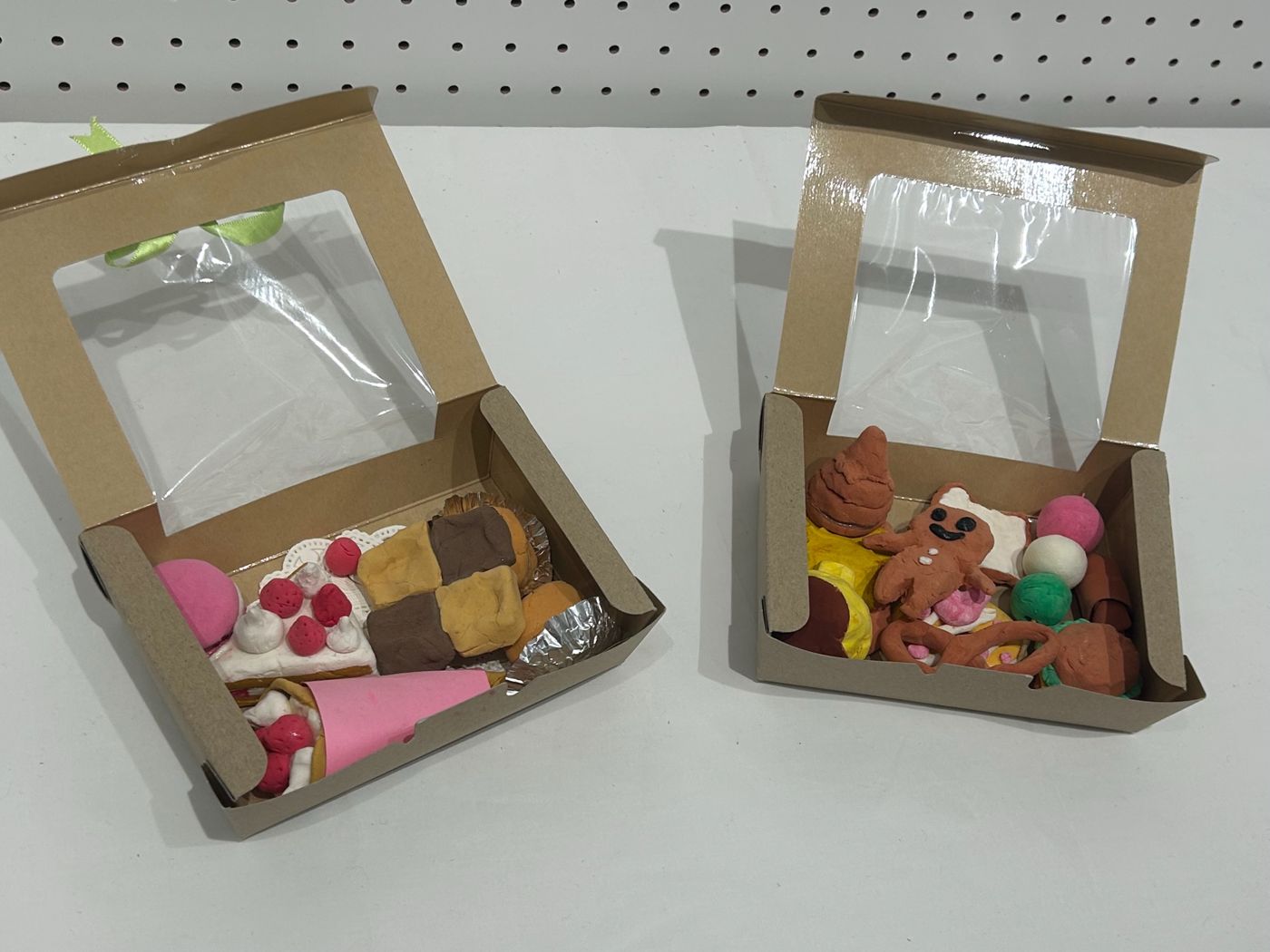 紙ねんどでつくったお菓子の作品